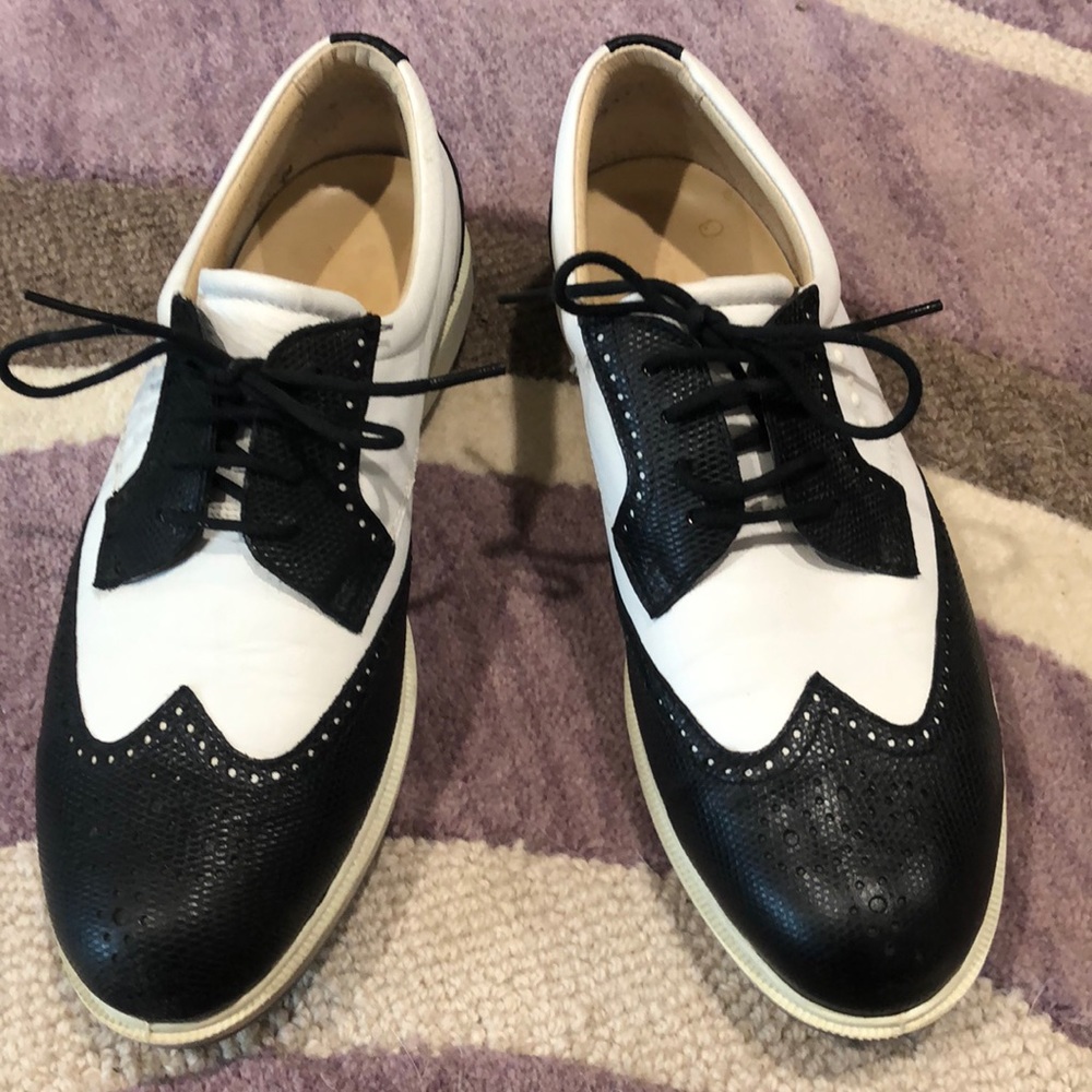 Ecco Women’s dress flats. I think they would be ok on a golf course!